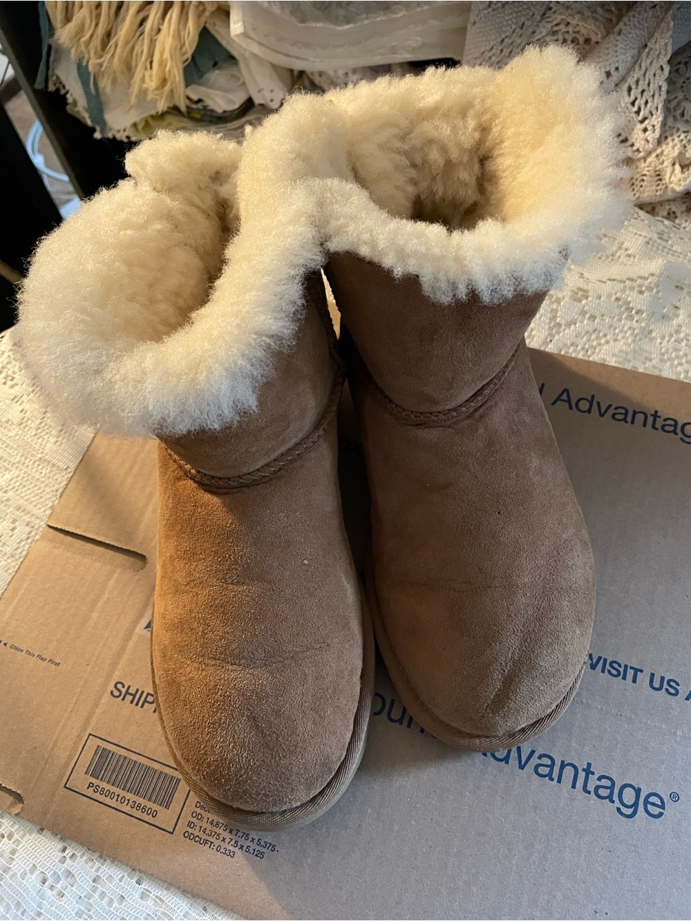 Uggs  short size 6
Beige